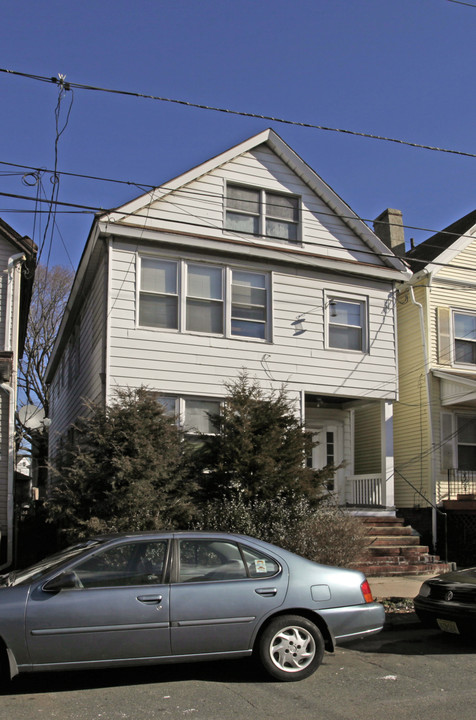 31 Hartwell St in New Brunswick, NJ - Building Photo