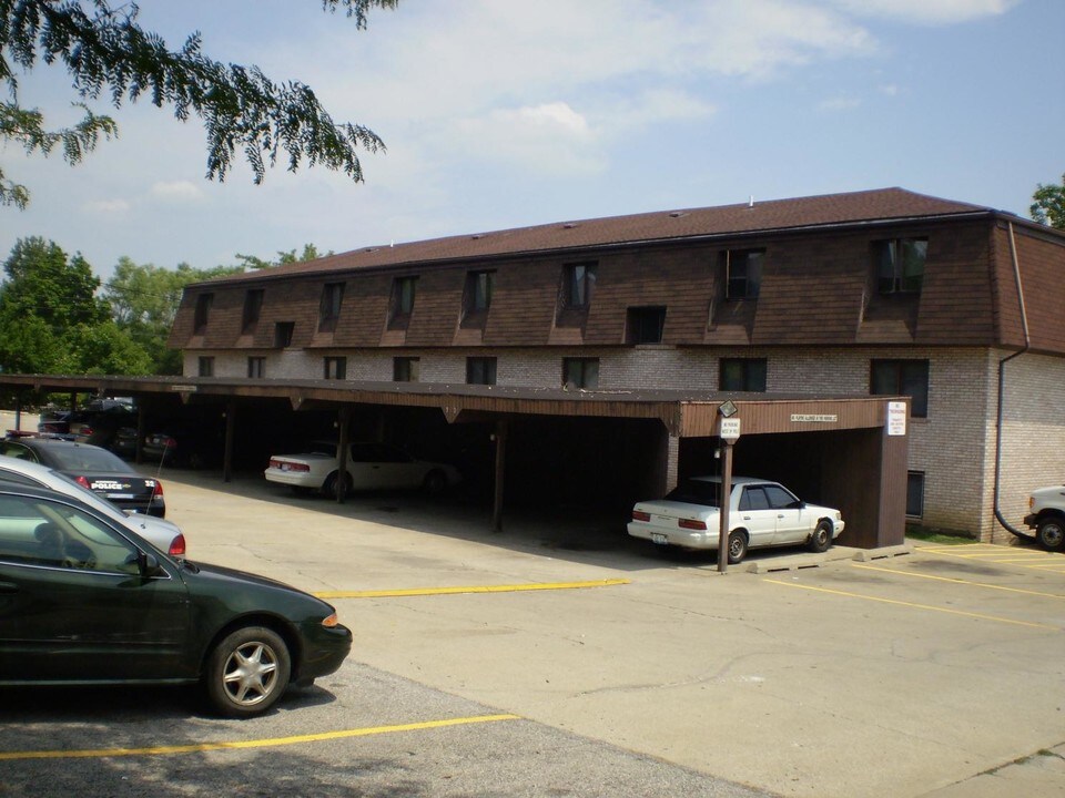 East Building in Bloomington, IL - Building Photo