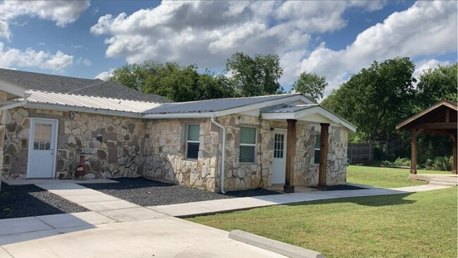 1109 Cedar Dr, Unit B in Marble Falls, TX - Building Photo - Building Photo