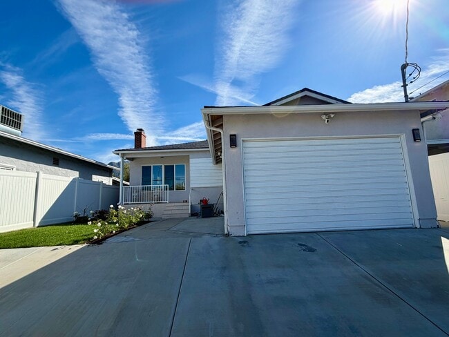 10622 McVine Ave in Los Angeles, CA - Building Photo - Building Photo