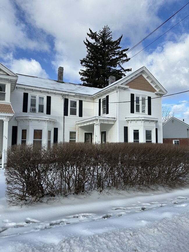 134 Pearl St, Unit 134A in Enfield, CT - Foto de edificio - Building Photo