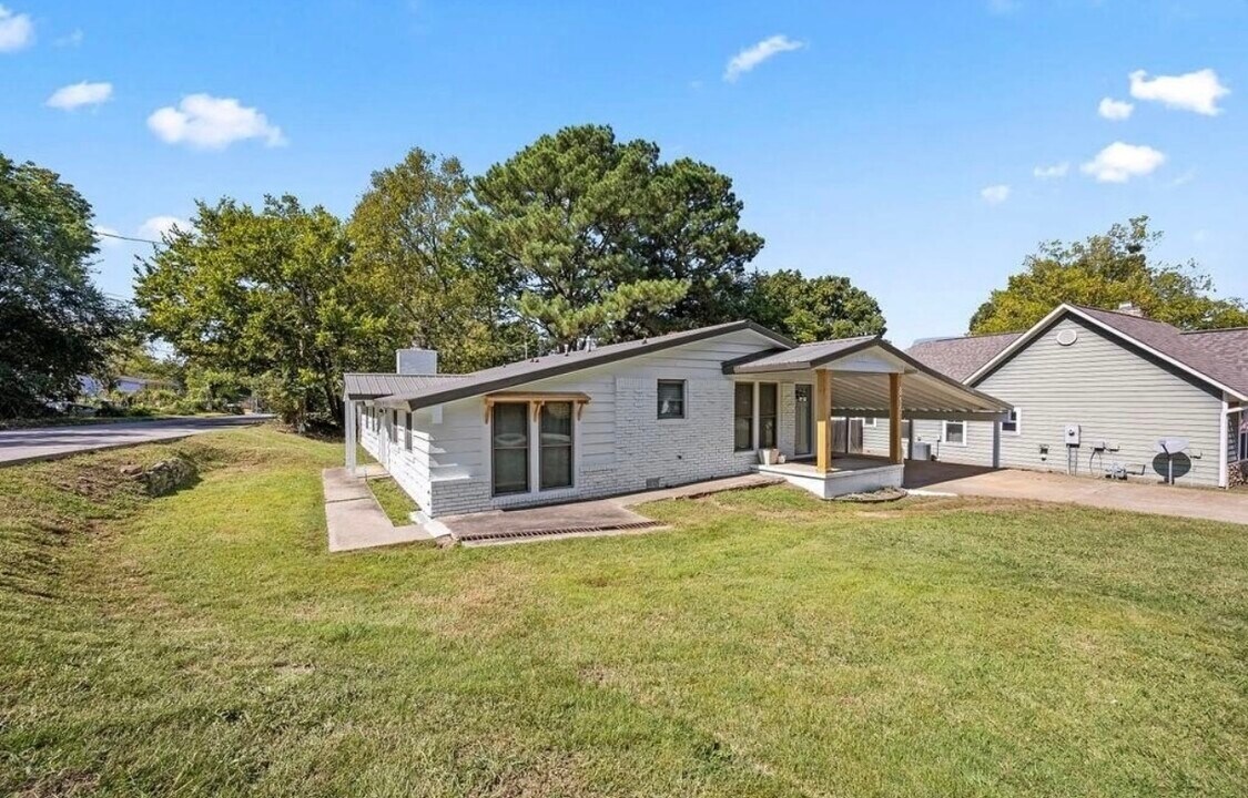 1815 N Woolsey Ave in Fayetteville, AR - Building Photo