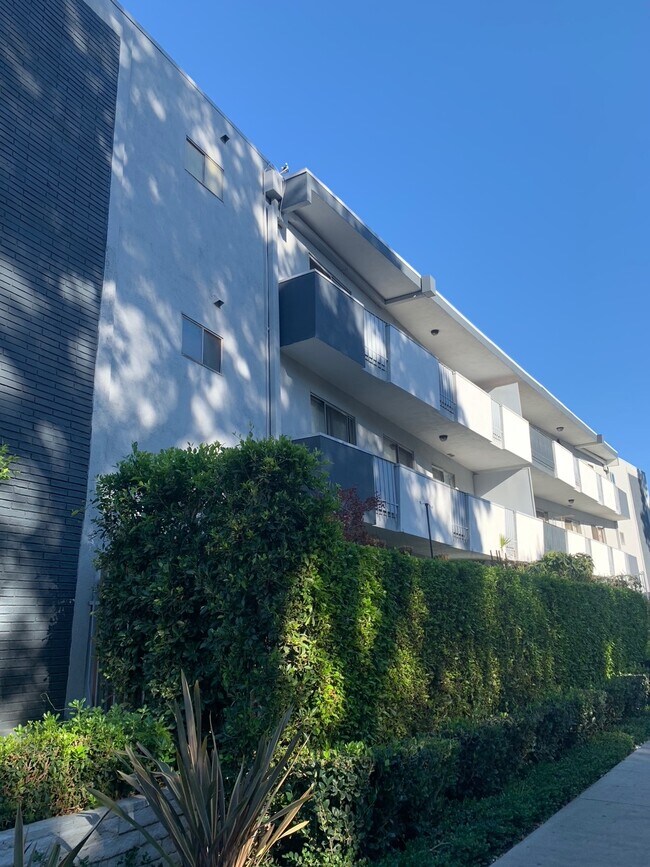 8939 Cadillac Ave Apartments and Nearby Los Angeles Apartments For Rent