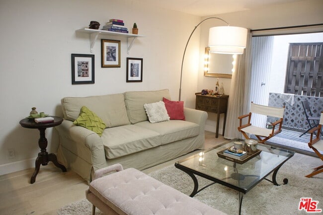10240 Camarillo St in Los Angeles, CA - Building Photo - Building Photo