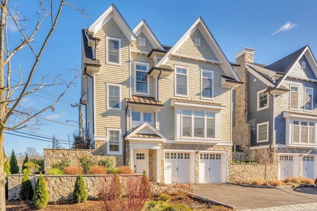 1 Home Pl in Greenwich, CT - Building Photo - Building Photo