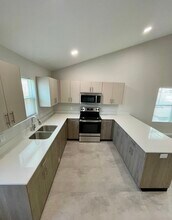 1300 E Iris Ave, Unit 3 in McAllen, TX - Building Photo - Building Photo