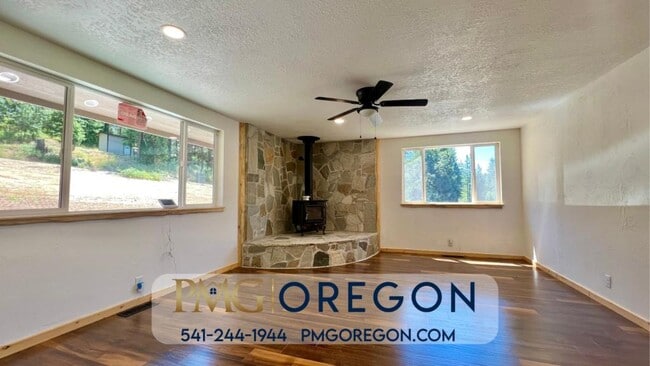 4323 Galice Rd in Merlin, OR - Building Photo - Building Photo