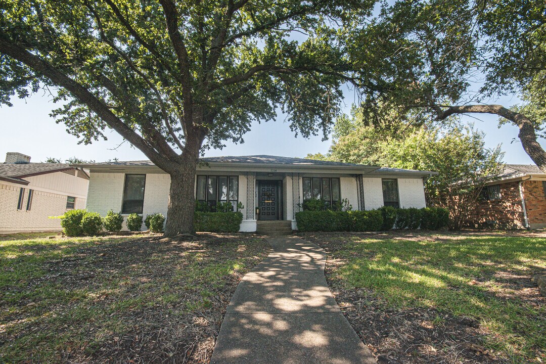 2334 Babalos Ln in Dallas, TX - Foto de edificio