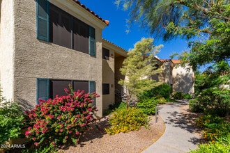 9990 N Scottsdale Rd in Paradise Valley, AZ - Building Photo - Building Photo