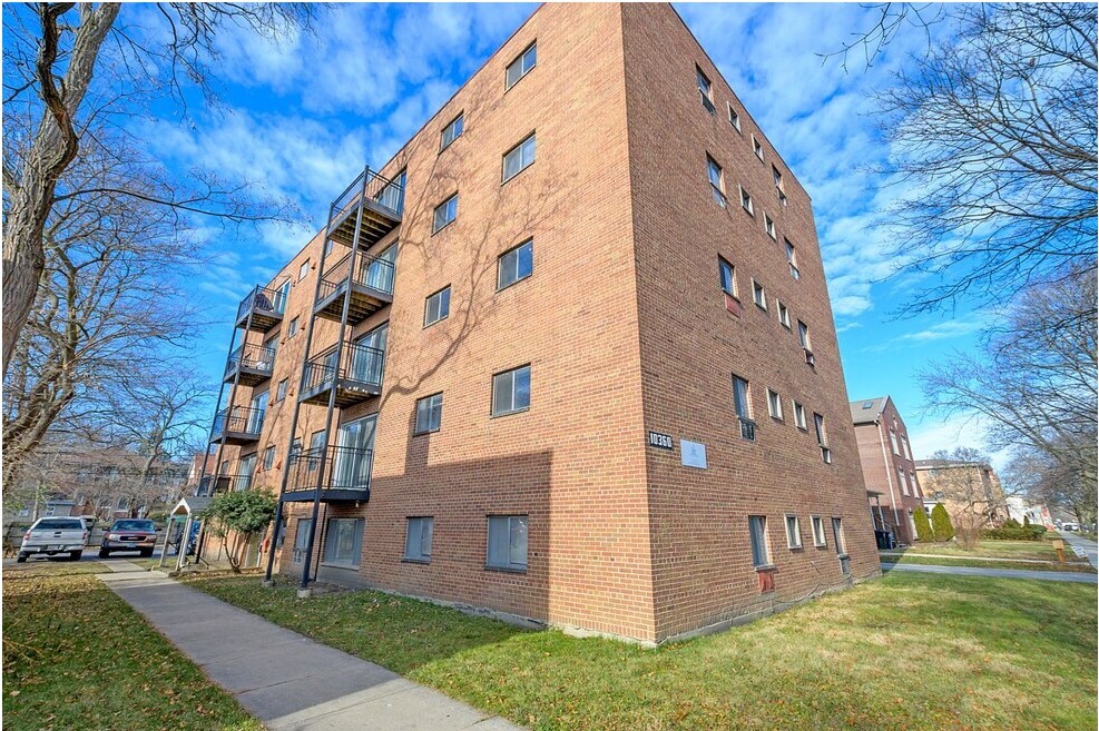 10360 S Walden Parkway in Chicago, IL - Building Photo