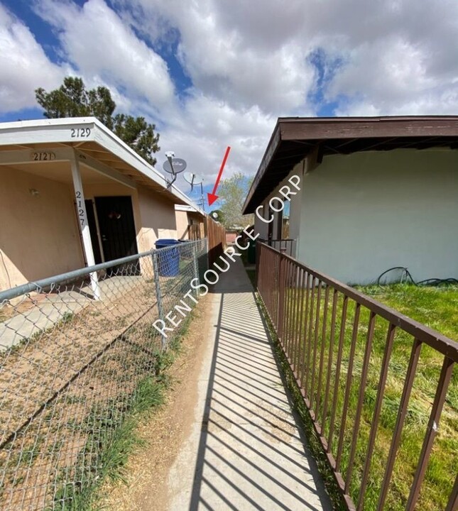 2129 E Ave Q6 in Palmdale, CA - Foto de edificio