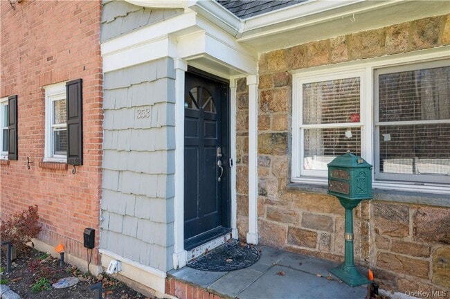 353 Old Mamaroneck Rd in White Plains, NY - Building Photo - Building Photo