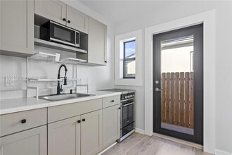 2353 SW 31st Ave, Unit 2351 in Miami, FL - Foto de edificio - Building Photo