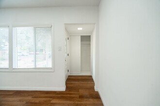 15942 Devonshire St in Granada Hills, CA - Building Photo - Building Photo