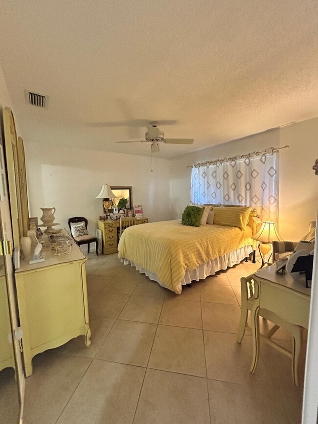 5800 Fernley Dr W in West Palm Beach, FL - Building Photo - Building Photo