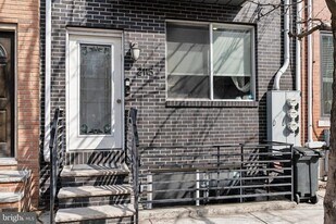 2115 Carpenter St in Philadelphia, PA - Building Photo