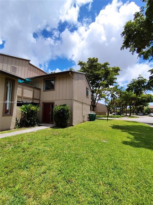 5701 NW 21st St in Lauderhill, FL - Building Photo