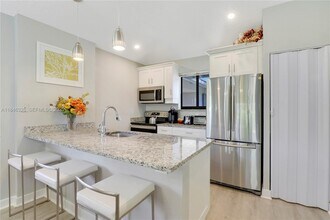 105 Club Dr in Palm Beach Gardens, FL - Building Photo - Building Photo