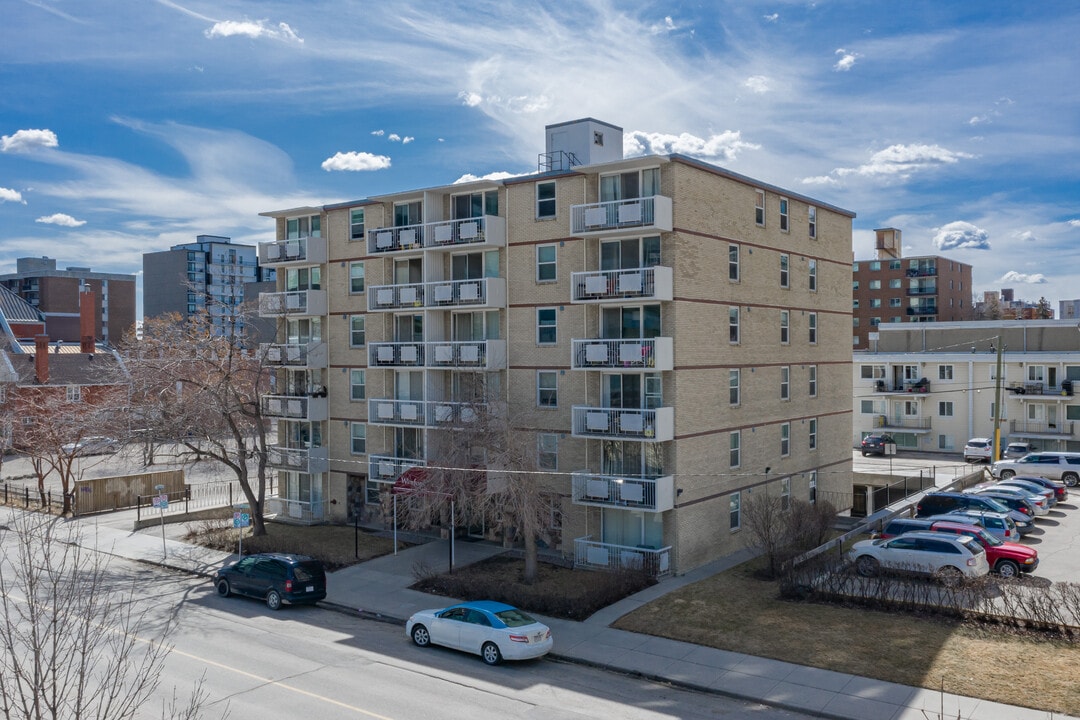 Wexford Place in Calgary, AB - Building Photo