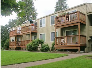 The Patrician Apartments in Aloha, OR - Building Photo - Building Photo
