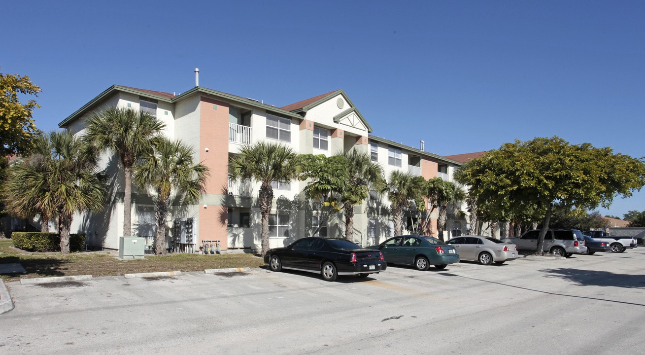 Royal Poinciana in West Palm Beach, FL - Foto de edificio