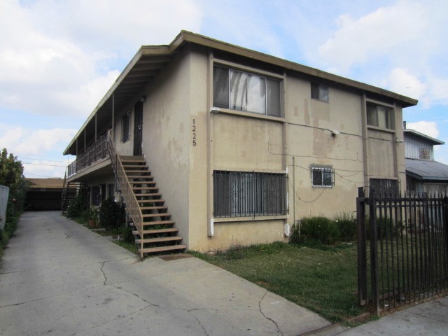 1225 W 90th St in Los Angeles, CA - Building Photo