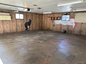 612 N 3rd St, Unit Garage in Jeannette, PA - Foto de edificio - Building Photo