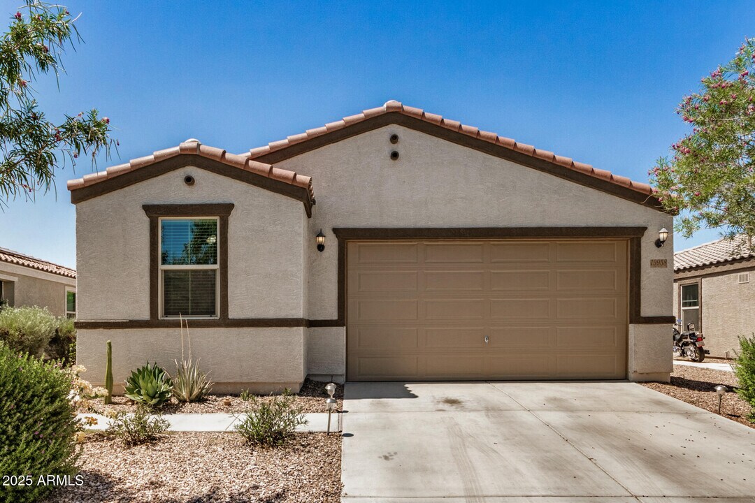 19958 W Washington St in Buckeye, AZ - Building Photo