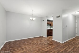 520 Shorely Dr, Unit 201 in Barrington, IL - Building Photo - Building Photo