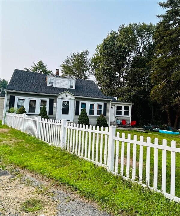 733 Pleasant St in Leicester, MA - Building Photo