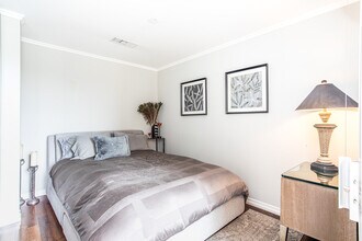 100 S Doheny Dr, Unit 516 in Los Angeles, CA - Foto de edificio - Building Photo