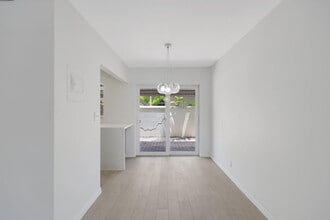 609 NE 13th Ave in Fort Lauderdale, FL - Foto de edificio - Building Photo