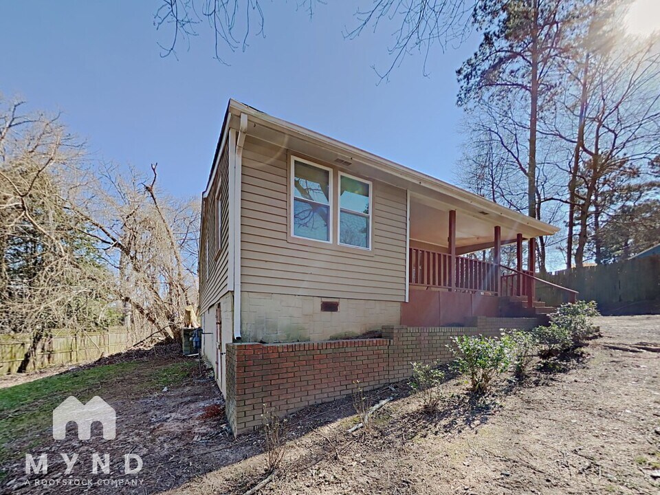 687 Kurt Dr SW in Marietta, GA - Building Photo