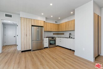 12431 Rochester Ave in Los Angeles, CA - Building Photo - Building Photo