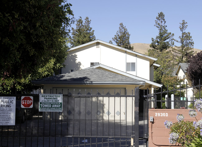 Bart Plaza Apartments in Hayward, CA - Building Photo - Building Photo