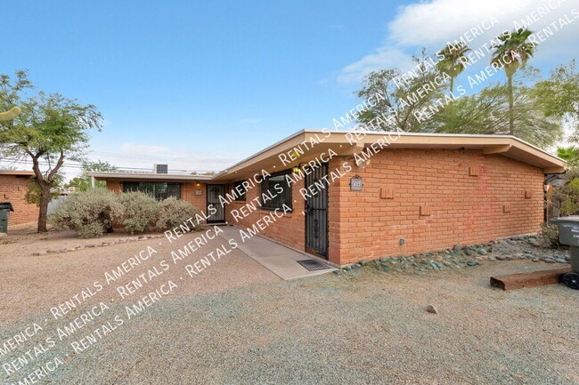 801 E Holaway Dr in Tucson, AZ - Building Photo - Building Photo