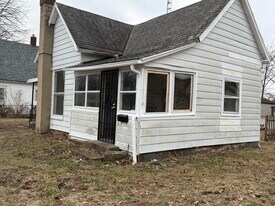 1002 W Williams St in Danville, IL - Building Photo