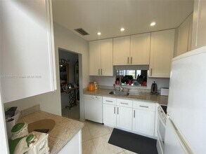 5031 W Oakland Park Blvd in Lauderdale Lakes, FL - Building Photo - Building Photo