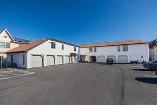 44 Sintsink Dr E in Port Washington, NY - Building Photo