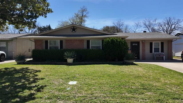 1828 Burning Tree Ln in Carrollton, TX - Building Photo