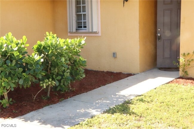 320 Harry Ave S in Lehigh Acres, FL - Foto de edificio - Building Photo