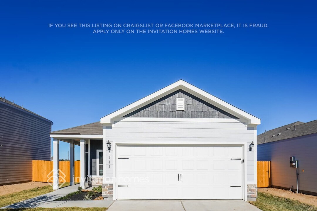 8211 Burnt Orchid Dr in Houston, TX - Building Photo