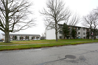 Silverwood Apartments in Cuyahoga Falls, OH - Building Photo - Building Photo