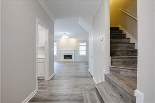 450 Peachtree Ridge Dr NW