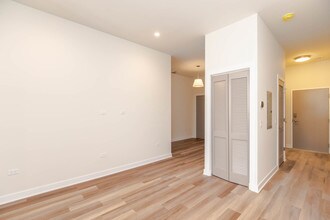 1553 N Wells St-Unit -205 in Chicago, IL - Building Photo - Building Photo