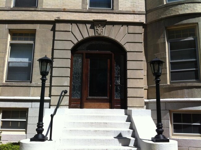 1677 Beacon St, Unit 2 in Brookline, MA - Foto de edificio - Building Photo