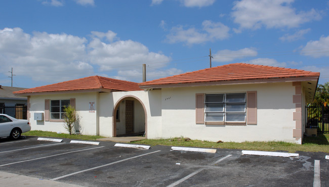 3961 NW 30th Ter in Lauderdale Lakes, FL - Building Photo - Building Photo