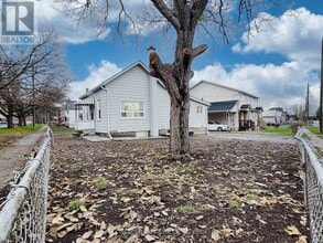 7 Maplecrest Ave in St Catharines, ON - Building Photo - Building Photo