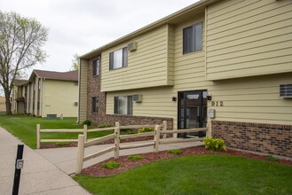 Spruce Place Apartments in Fergus Falls, MN - Foto de edificio - Building Photo