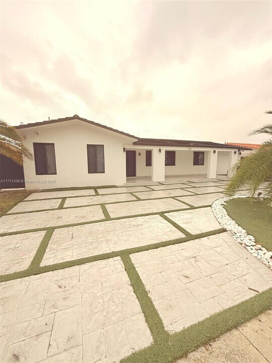 960 W 33rd Pl in Hialeah, FL - Building Photo